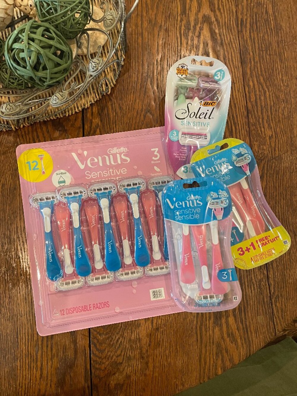 22x Gillette Venus Sensitive Disposable Razors & BIC Soleil Women's
